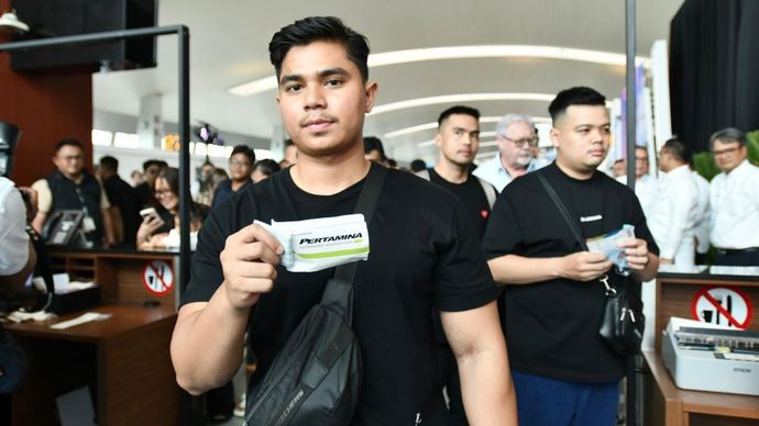 Penumpang pesawat Pelita Air menunjukkan boarding pass bertuliskan Sustainable Aviation Fuel saat menaiki pesawat tujuan Jakarta-Denpasar pada acara Special Flight Pertamina Sustainable Aviation Fuel yang diselenggarakan di Terminal 3 Bandara Soekarno Hatta, Jakarta pada Rabu (20/8/2025). (Foto: Istimewa)