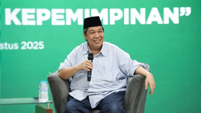 Pimpinan BAZNAS RI Bidang Transformasi Digital Nasional, Prof. Ir. Nadratuzzaman Hosen, MS., M.Ec., Ph.D., saat memaparkan materi tentang model kepemimpinan adaptif dalam forum.