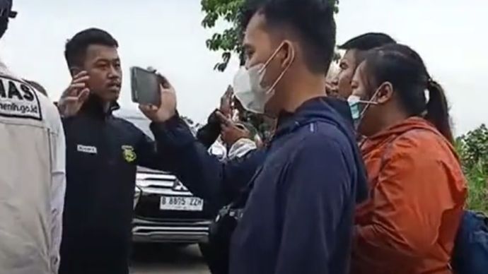 Wartawan saat dilarang mengambil gambar oleh sekuriti pabrik di Serang, Banten. 