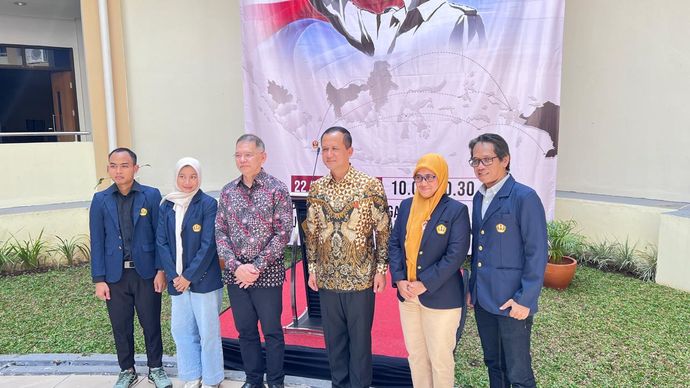 Pelepasan Tim Ekspedisi Patriot Universitas Padjadjaran oleh Menteri Transmigrasi Iftitah Sulaiman. 
