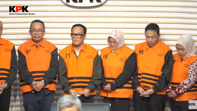 Wamenaker Immanuel Ebenezer alias Noel diperlihatkan ke publik oleh Komisi Pemberantasan Korupsi atau KPK. Noel terkena OTT atau Operasi Tangkap Tangan KPK atas dugaan pemerasan pengurusan K3 di Kemnekar. 