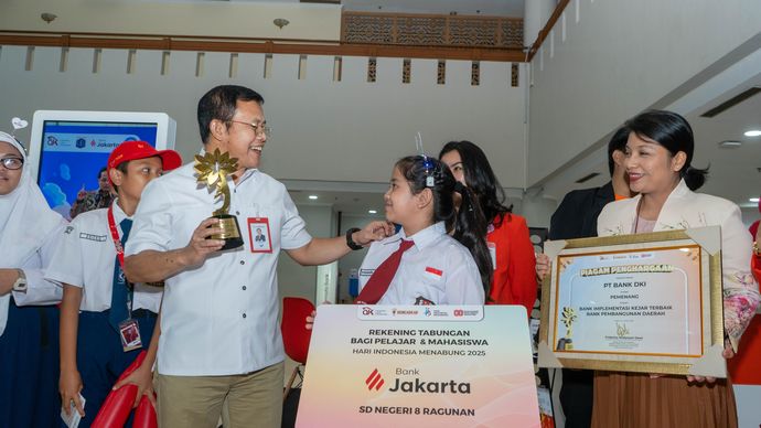 Sebagai bentuk komitmen dalam mendukung inklusi keuangan, khususnya kepada pelajar, Bank Jakarta membukukan portofolio tabungan pelajar mencapai Rp 1,7 triliun dengan total 2,3 juta rekening per Juli 2025. Capaian ini mengantarkan Bank Jakarta meraih penghargaan Kategori Bank Implementasi KEJAR Terbaik Subkategori Bank Pembangunan Daerah dalam ajang KEJAR Award 2025 yang digelar Otoritas Jasa Keuangan (OJK). Penghargaan tersebut diberikan Menteri Koordinator Bidang Perekonomian Airlangga Hartarto dan Wakil Ketua Dewan Komisioner Otoritas Jasa Keuangan kepada Direktur Kepatuhan Bank Jakarta, Ateng Rivai bersama dengan pemenang Kejar Award 2025 lainnya di Jakarta (22/08).
