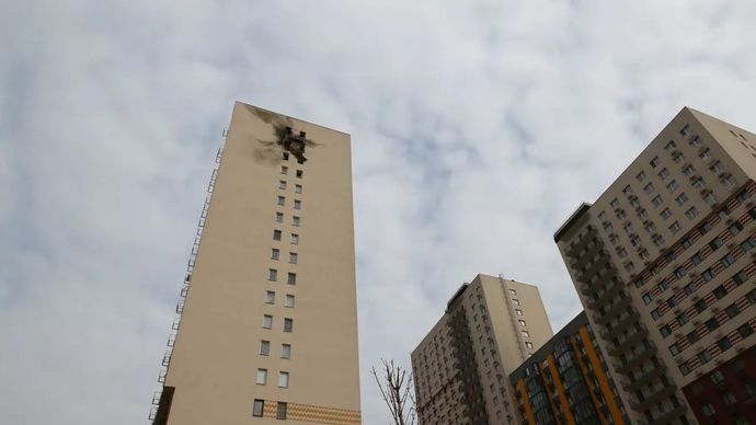 Foto yang diambil pada 11 Maret 2025 ini menunjukkan sebuah bangunan tempat tinggal yang rusak di Sapronovo, Wilayah Moskow, Rusia. ANTARA/Xinhua/Bai Xueqi
