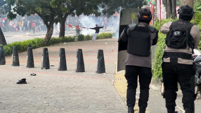 Polisi berusaha membubarkan pendemo rusuh di Pejompongan, Jakarta Pusat. 