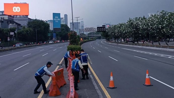 Petugas Jasa Marga tengah memasang barrier agar tidak ada kendaraan yang masuk ke jalan tol dalam kota, Jakarta, Senin (25/8/2025).