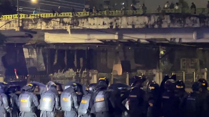 Polisi masih terus berupaya membubarkan perusuh di Pejompongan, Jakarta Pusat. 