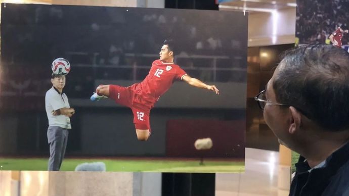 Ketua Badan Tim Nasional (BTN) Sumardji saat menyaksikan pameran foto dan tulisan 90&rsquo; &amp; Beyond di Mal Sarinah, Jakarta, Minggu (24/8/2025).