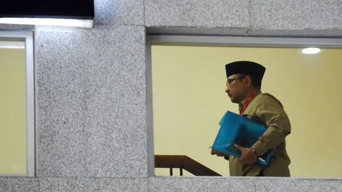 Mantan Menteri Agama Yaqut Cholil Qoumas berjalan ke ruang pemeriksaan di Gedung Merah Putih KPK, Jakarta, Kamis (7/8/2025). Yaqut Cholil Qoumas akan dimintai keterangan oleh KPK dalam penyelidikan kasus dugaan korupsi kuota haji khusus 2024. 