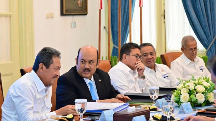 Presiden Prabowo Subianto memimpin rapat terbatas mengenai perekonomian nasional bersama jajaran menteri Kabinet Merah Putih di Istana Merdeka, Jakarta, pada Senin, 25 Agustus 2025.