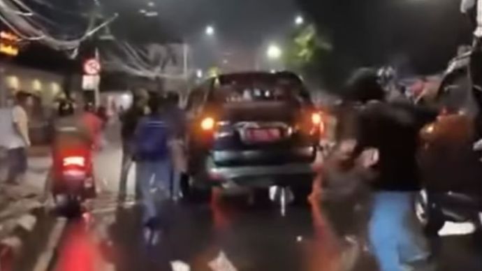 Mobil Lurah Manggarai Selatan Jadi Sasaran Amuk Massa di Slipi hingga Rusak 