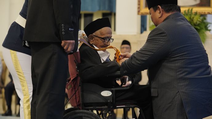 Momen Prabowo Berlutut Anugerahkan Bintang Jasa untuk Nyak Sandang, Penyumbang Pembelian Pesawat Pertama RI