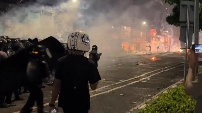 Polisi bentrok dengan para perusuh di kawasan Pejompongan, Jakarta Pusat. 