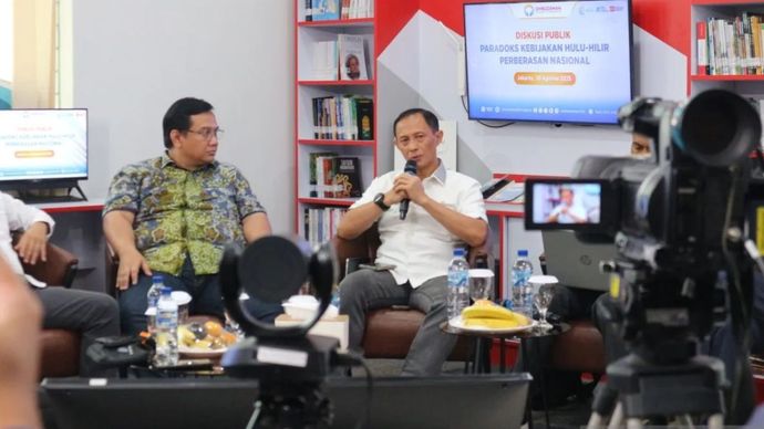 Kepala Satgas Pangan Polri sekaligus Dirtipideksus Bareskrim Polri Brigjen Pol. Helfi Assegaf (kanan) berikan keterangan kepada wartawan Kantor Ombudsman Republik Indonesia, Jakarta Selatan, Selasa (26/8/2025). Ombudsman Republik Indonesia menggelar diskusi publik Paradoks Kebijakan Hulu-Hilir Perberasan Nasional di Kantor Ombudsman Republik Indonesia, Jakarta Selatan, Selasa (26/8/2025)