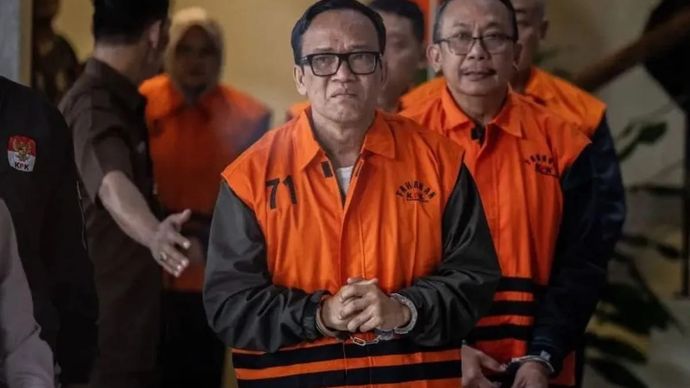 Wakil Menteri Ketenagakerjaan (Wamenaker) Immanuel Ebenezer (tengah) bersama tersangka lainnya berjalan menuju ruang konferensi pers usai terjaring OTT KPK di Gedung Merah Putih KPK, Jakarta, Jumat 22 Agustus 2025. (ANTARA FOTO/Bayu Pratama S/foc.)