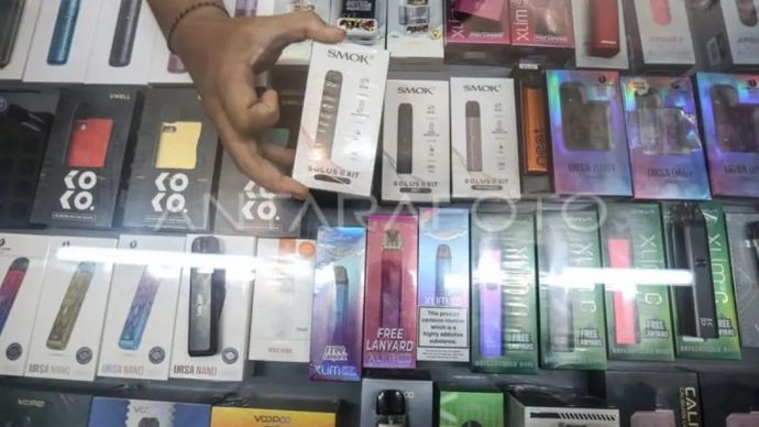 Arsip foto - Penjual menata rokok elektrik di salah satu toko di Pekayon, Jakarta Timur, Selasa 27 Desember 2022. ANTARA FOTO/Asprilla Dwi Adha/foc.