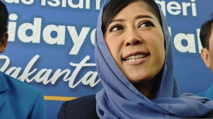 Menteri Komunikasi dan Digital Meutya Hafid saat menyampaikan keterangan kepada wartawan di Universitas Islam Negeri Syarif Hidayatullah, Tangerang Selatan pada Selasa (26/8/2025).