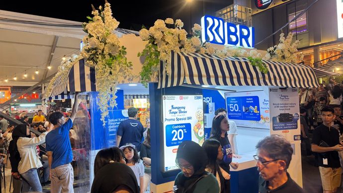 Booth BRI di Kampoeng Tempo Doeloe 2025 ramai dikunjungi pengunjung yang memanfaatkan promo cashback, hadiah langsung, hingga program literasi keuangan digital melalui BRImo dan QRIS BRI.