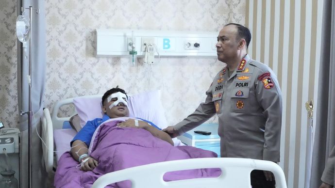 Wakapolri Komjen Dedi Prasetyo menjenguk polisi dan warga yang jadi korban ricuh demo di DPR. 