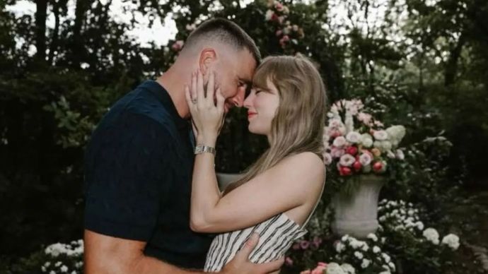 Foto musisi Taylor Swift dan atlet American Football Travis Kelce yang diunggah bersama pengumuman pertunangan mereka di platform Instagram. (Akun Instagram @taylorswift)