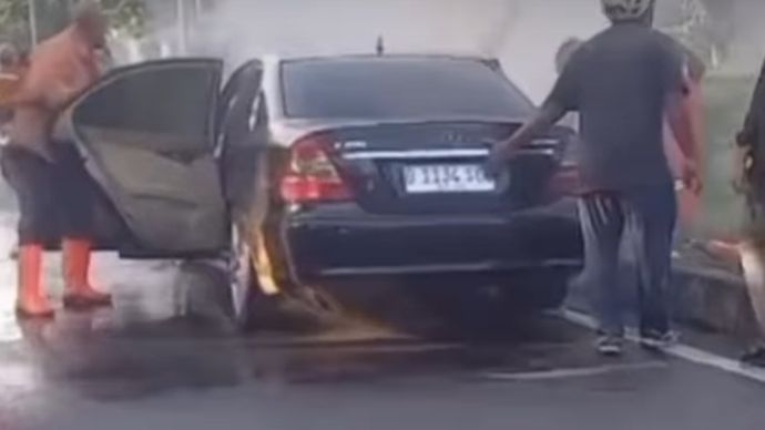 Mobil terbakar di Kawasan Industri Suryacipta, Karawang. 