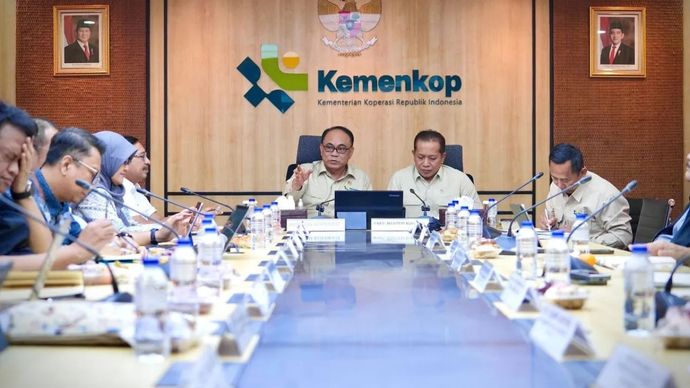 Menteri Koperasi Budi Arie Setiadi (kiri tengah) memimpin rapat bersama jajaran Kementerian Komunikasi dan Digital di Jakarta, Selasa (26/8/2025).