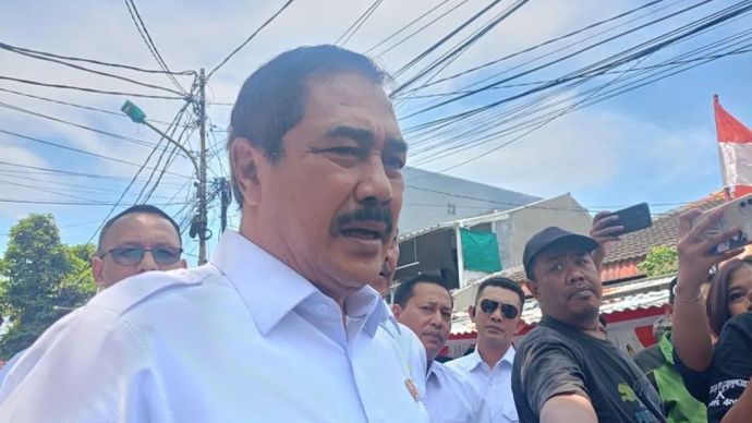 Menteri Imigrasi dan Pemasyarakatan (Menteri Imipas) Agus Andrianto dalam acara pemberian bantuan sosial dan cek kesehatan gratis kepada warga di Kantor Kelurahan Cipinang Besar Utara, Jatinegara, Jakarta Timur, Rabu, 27 Agustus 2025.