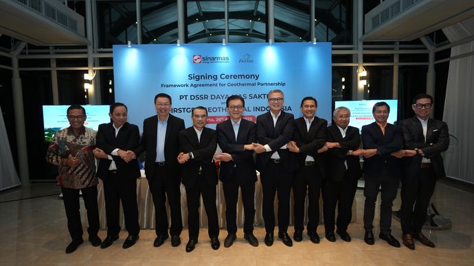 Board Member Sinar Mas, Franky Widjaja (ketujuh dari kiri) bersama&nbsp;Presiden Direktur PT DSSR Daya Mas Sakti sekaligus Wakil Direktur Utama PT Dian Swastatika Sentosa Tbk, Lokita Prasetya&nbsp;(keenam dari kanan) dan Managing Director Sinar Mas, Saleh Husin (kedua dari kiri) saat proses penandatanganan kerjasama Geothermal bersama&nbsp;PT FirstGen Geothermal Indonesia, Selasa, 26 Agustus 2025.