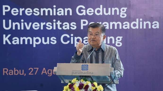 Jusuf Kalla saat meresmikan Gedung Universitas Paramadina Kampus Cipayung.
