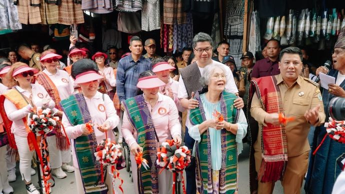 Social Gracia Community menggelar kegiatan bakti sosial di Kabupaten Samosir, Sumatra Utara, dengan melakukan renovasi Makam Raja Sidabutar. (Foto: Istimewa/Dok/NTV)