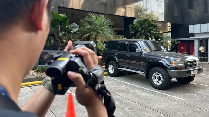 Seorang jurnalis mengambil gambar kendaraan roda empat merek Toyota Land Cruiser yang disita Komisi Pemberantasan Korupsi dari Sekretaris Direktorat Jenderal Pembinaan Pengawasan Ketenagakerjaan dan Keselamatan dan Kesehatan Kerja (Binwasnaker dan K3) Kementerian Ketenagakerjaan Chairul Fadhly Harahap, yang ditampilkan di Gedung Merah Putih KPK, Jakarta, Rabu (27/8/2025).