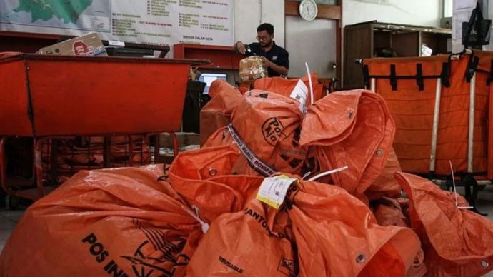 Ilustrasi - Petugas mendata paket barang yang akan dikirim melalui PT Pos Indonesia (Persero) di Kantor Pos Palangka Raya, Kalimantan Tengah, Selasa (25/3/2025).