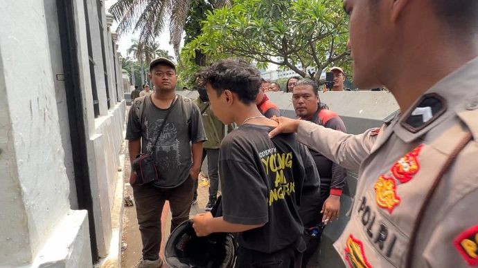 Sejumlah remaja diamankan polisi saat demo buruh di depan Gedung DPR RI. 