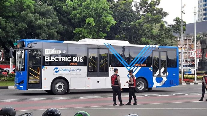 Ilustrasi - Bus Transjakarta. PT Transportasi Jakarta (Transjakarta) mengalihkan layanan pada rute yang melewati sekitar gedung DPR/MPR di Jakarta imbas aksi unjuk rasa di kawasan tersebut, Kamis (28/8/2025).