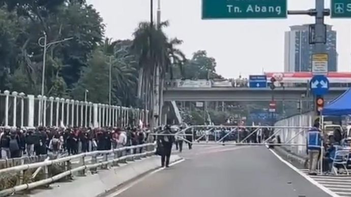 Demo buruh depan Gedung DPR, Jasa Marga tutup sementara akses keluar Tol Slipi