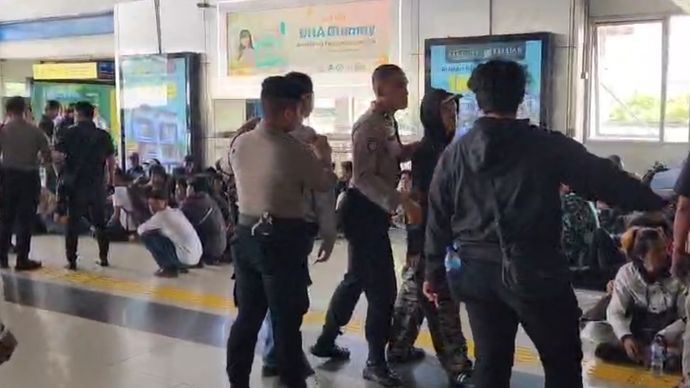 Penumpang remaja di Stasiun Palmerah ditangkap polisi. 