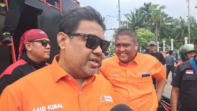 Ketua Umum Partai Buruh Said Iqbal memberikan keterangan setelah membubarkan aksi unjuk rasa di depan Gedung DPR, Jakarta, dan meminta peserta aksi agar kembali ke tempat kerja masing-masing, Kamis, 28 Agustus 2025.