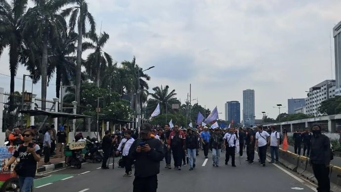 Peserta aksi unjuk rasa buruh di depan gedung DPR/MPR, Jakarta, membubarkan diri, Kamis 28 Agustus 2025 siang. (ANTARA/Mario Sofia Nasution).