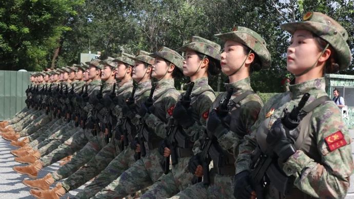 Tentara Pembebasan Rakyat China (People's Liberation Army atau PLA) berlatih menjelang parade militer akbar di Beijing pada 3 September 2025 untuk memperingati 80 tahun kemenangan melawan fasisme Jepang pada Rabu (20/8/2025).