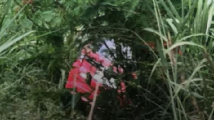 Mobil Toyota Calya bernomor polisi F 1527 OS terjun ke jurang sedalam kurang lebih 20 meter. Kecelakaan ini terjadi di Jalan Cisarakan, Desa Loji, Kecamatan Simpenan, Kabupaten Sukabumi, Kamis (28/8/2025) sekira pukul 06.00 WIB.
