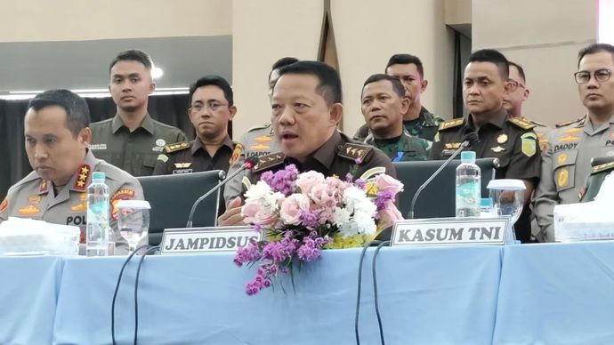 Ketua Pelaksana Satgas PKH sekaligus Jaksa Agung Muda Bidang Tindak Pidana Khusus (Jampidsus) Kejaksaan Agung Febrie Adriansyah (tengah) berbicara dalam konferensi pers di Gedung Kejaksaan Agung, Jakarta, Kamis (28/8/2025).