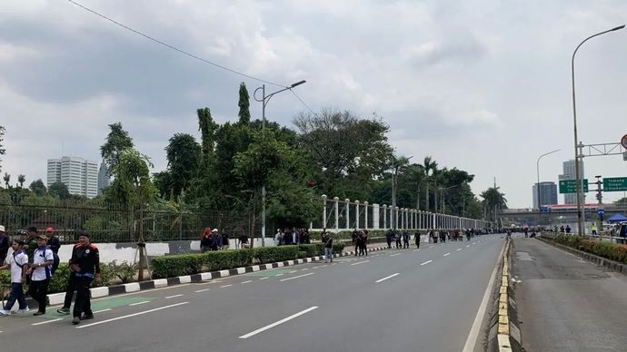 Puluhan buruh berjalan meninggalkan lokasi pusat aksi unjuk rasa di depan gerbang utama Gedung DPR/MPR di Jalan Gatot Subroto, Jakarta, Kamis, 28 Agustus 2025.