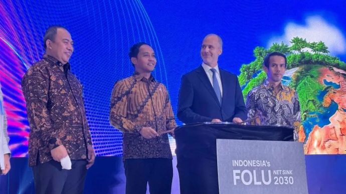 Menhut Raja Juli Antoni (kedua kiri), Wakil Duta Besar Norwegia untuk Indonesia Kristian Netland (kedua kanan), Dirut BPDLH Joko Tri Haryanto (kanan) dan Sekjen Kemenhut Mahfudz dalam Launching Rencana Investasi RBC Tahap Keempat dan Layanan Dana Masyarakat untuk Lingkungan Periode ketiga di Jakarta, Kamis (28/8/2025).