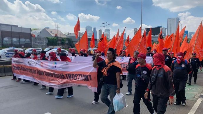 Ribuan buruh berjalan kaki menuju gerbang utama Gedung DPR/MPR untuk menyampaikan aspirasi mereka, Kamis, 28 Agustus 2025.