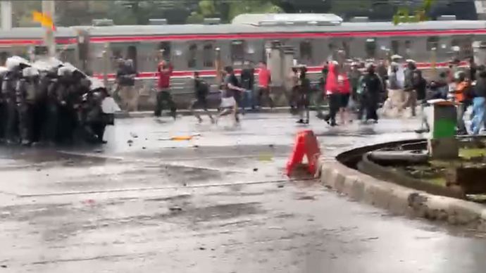 Demonstran dan Polisi Bentrok di Pejompongan