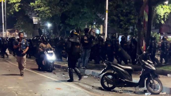 Polisi memilih mundur usai terlibat bentrok dengan perusuh di sekitar SPBU Penjernihan. 