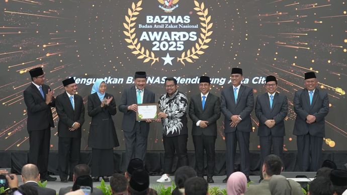 Aktor sekaligus komedian Harabdu Tohar atau Bedu menerima penghargaan sebagai Artis Peduli Zakat dalam ajang BAZNAS Awards 2025 di Jakarta, Kamis, 28 Agustus 2025.