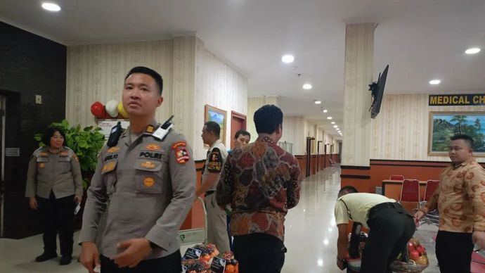 Polisi menjaga kawasan Rumah Sakit (RS) Polri Kramat Jati, Jakarta Timur, Jumat (29/8/2025).