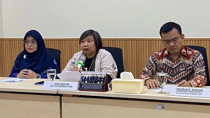 Ketua Komnas HAM Anis Hidayah (tengah), Wakil Ketua Eksternal Komnas HAM Putu Elvina (kiri), serta Komisioner Pemantauan dan Penyelidikan Komnas HAM Saurlin P. Siagian (kanan) menyampaikan keterangan lembaga terkait kekerasan aparat dalam pengamanan aksi massa yang terjadi di Jakarta, Kamis (28/8). Keterangan tersebut disampaikan dalam konferensi pers di Kantor Komnas HAM, Jakarta, Jumat (29/8/2025). 