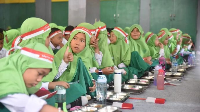 Siswa madrasah Ibtidaiyah Al Amin, Jakarta, saat menyantap menu program Makan Bergizi Gratis (MBG), Selasa 26 Agustus 2025. (ANTARA/HO-Kemenag)