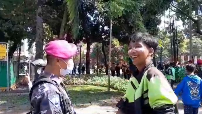 TNI Tenangkan Massa Ojol di Brimob Kwitang